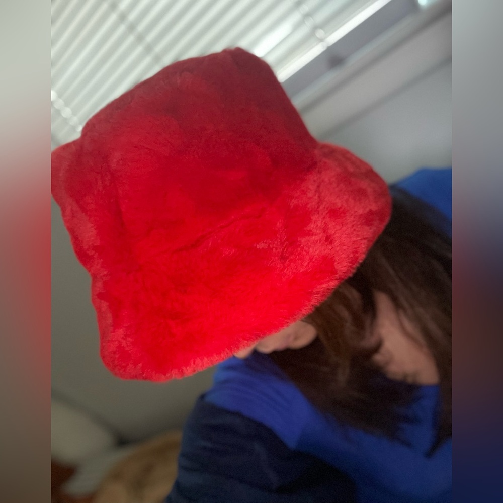 Faux fur bucket hat Y2K style